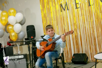 Новорічний концерт Музичної академії Мелоді 2019 - Гра на гітарі